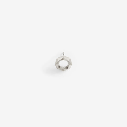 Nachhaltiger Schmuck von Fine Principles Berlin: Eleganter Ohrring XFCE642S mit 64 Facetten — geometrisch, minimalistisch und aus recyceltem Silber.