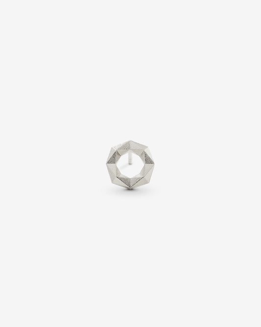 Nachhaltiger Schmuck von Fine Principles Berlin: Eleganter Ohrring XFCE642S mit 64 Facetten — geometrisch, minimalistisch und aus recyceltem Silber.