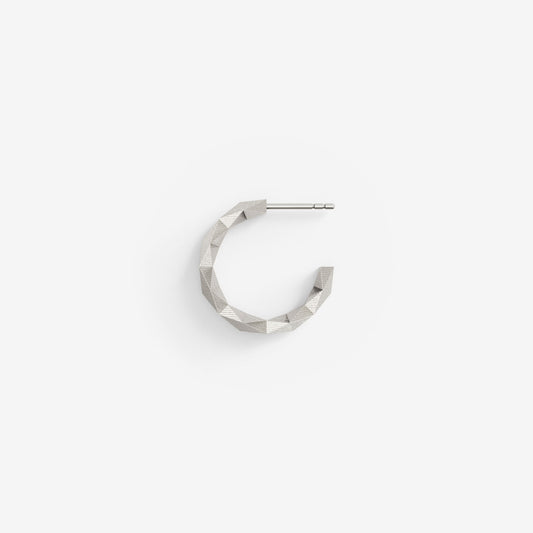 Schmuck mit 128 Facetten von Fine Principles — Kreole XFCO1282M, geometrisch, minimalistisch und nachhaltig gefertigt aus recyceltem Silber.