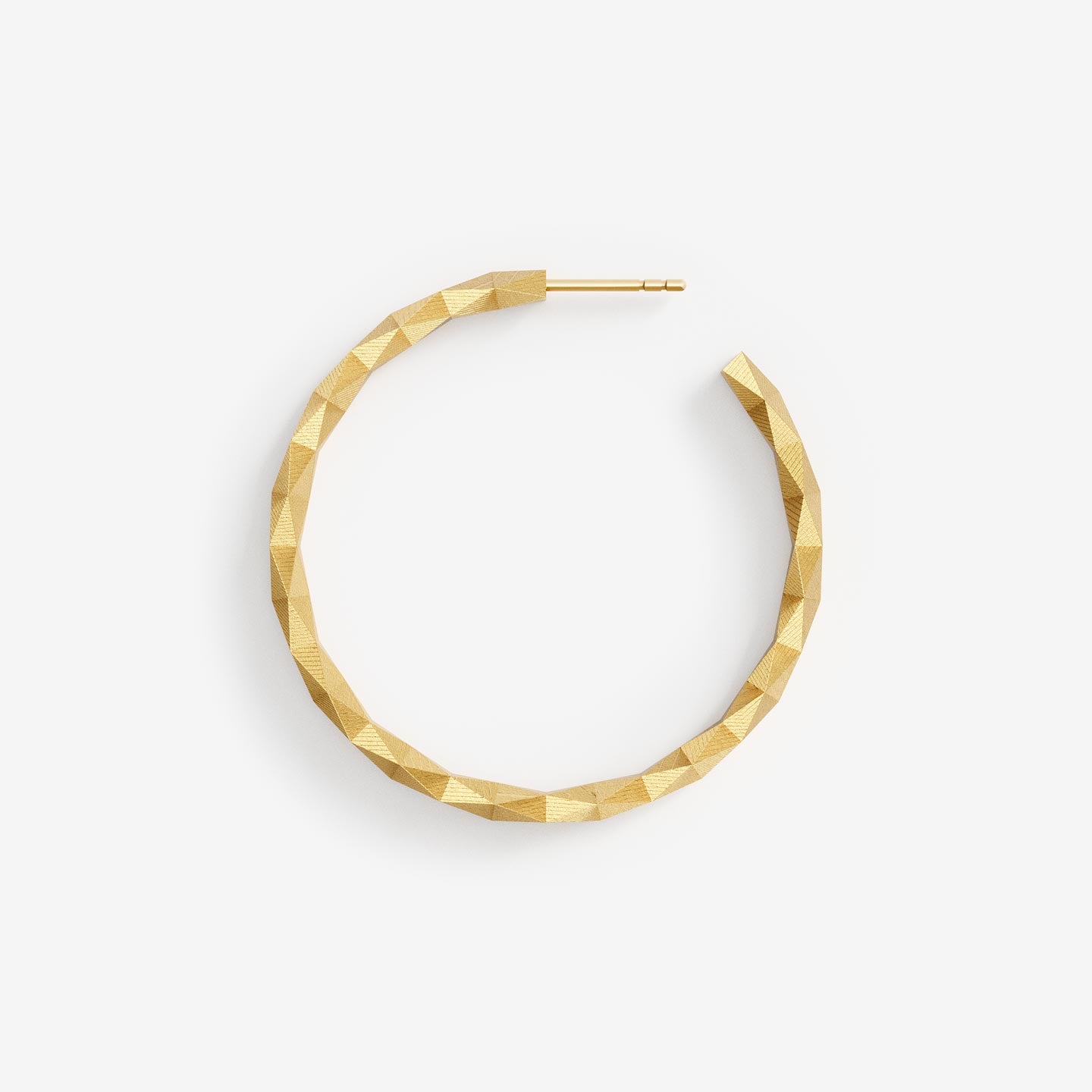 Minimalistischer Schmuck von Fine Principles: geometrische Kreole mit 256 Facetten, gefertigt aus recyceltem Edelmetall — Silber oder Gold.
