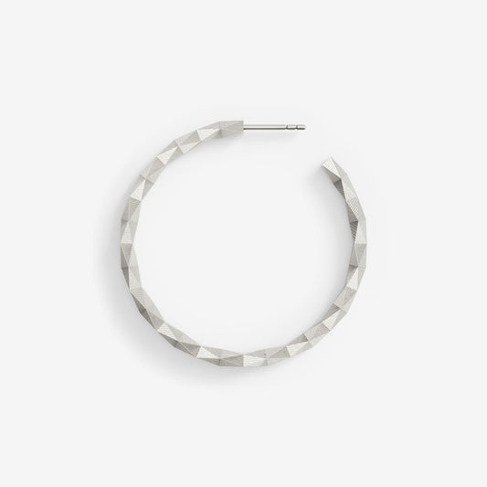 Feiner Schmuck aus Berlin: 256-fach facettiert, nachhaltig produziert von Fine Principles aus recyceltem Silber, minimalistische Kreole XFCO2562.