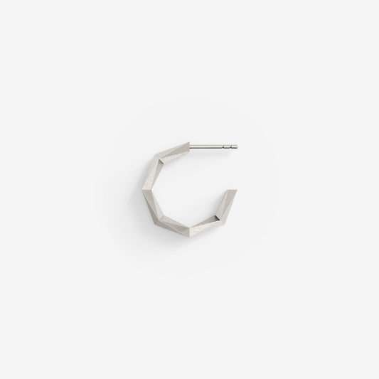 Schmuck mit 64 geometrischen Facetten: Die Kreole XFCO642M von Fine Principles — minimalistisch & nachhaltig aus recyceltem Silber in Pforzheim gegossen.