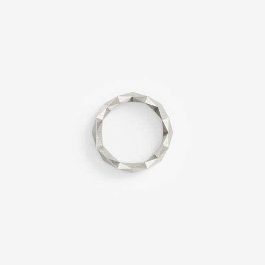 Minimalistisch gestalteter Ring mit 128 Facetten — hochwertiger Schmuck aus recyceltem Silber oder Gold von Fine Principles.