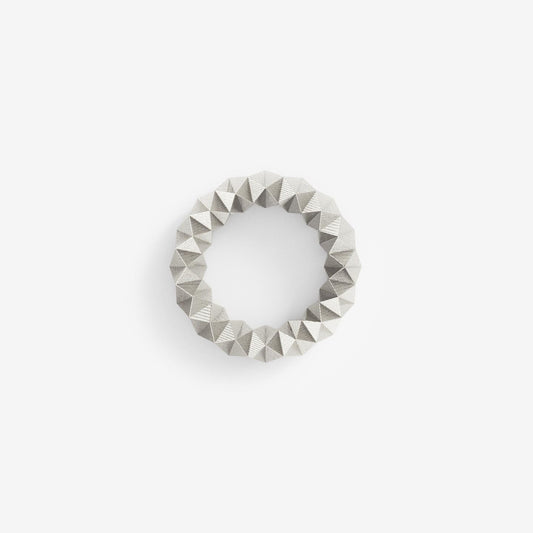 Nachhaltiger Schmuck von Fine Principles: Moderner Ring mit 256 präzisen Facetten, recycelt aus Silber, geometrisch und minimalistisch.