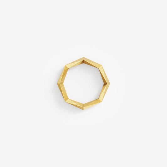 Geometrischer Verlobungsring mit 64 Facetten — nachhaltig produziert von Fine Principles, Schmuck aus recyceltem Gold oder Silber.
