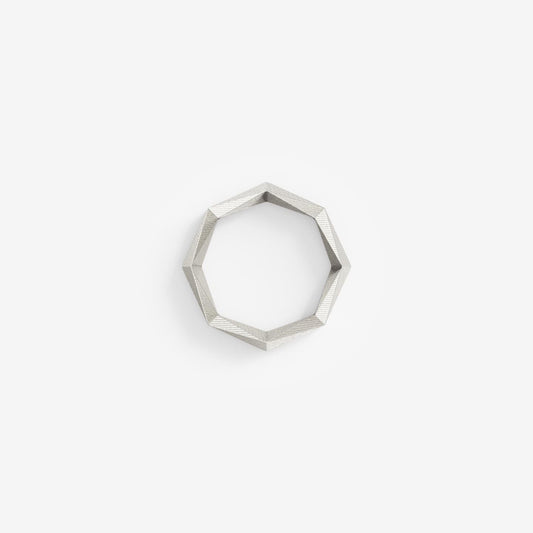 Verlobungsring mit 64 Facetten von Fine Principles — geometrischer und minimalistischer Schmuck aus recyceltem Silber oder Gold, nachhaltig gefertigt.