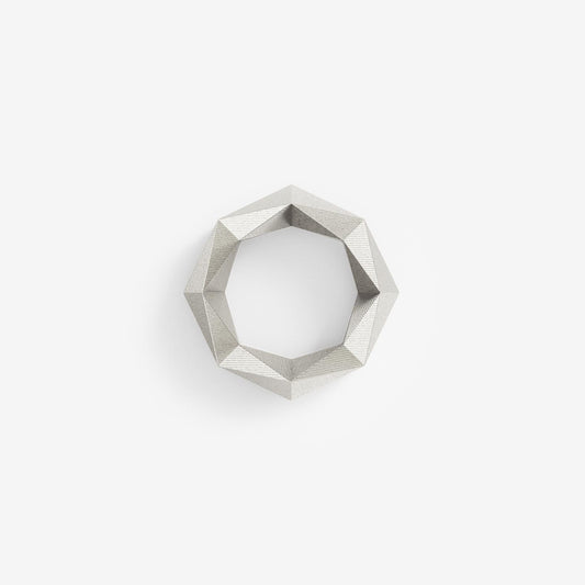 Zeitloser Ring mit 64 geometrischen Facetten — minimalistischer und nachhaltiger Schmuck von Fine Principles aus recyceltem Silber oder Gold.
