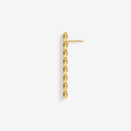 Grafisch geometrisch ist der lange Stabohrring XFBE1282L von Fine Principles — minimalistischer Schmuck mit 128 Facetten aus der Serie XF, gefertigt aus recyceltem Gold.