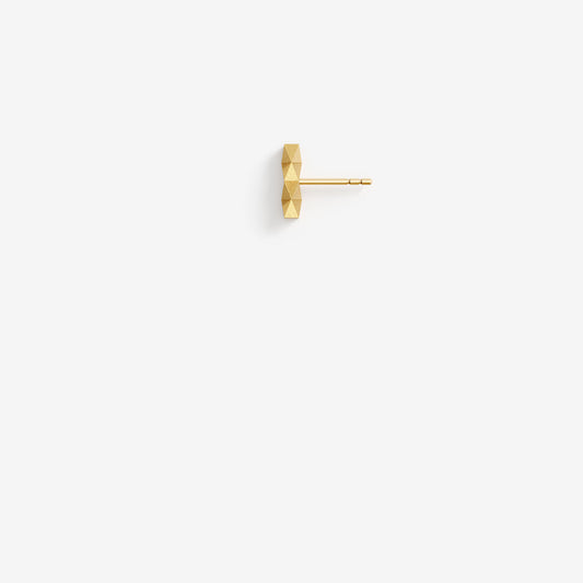 Kleiner Ohrring XFBE322S aus der Serie XF von Fine Principles — geometrischer und minimalistischer Schmuck mit 32 Facetten, nachhaltig gefertigt aus recyceltem Gold.