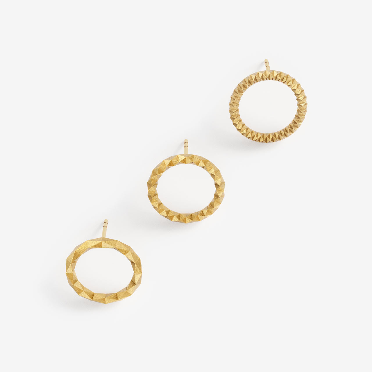 Vergoldetes Kreisohrring-Set Größe M aus recyceltem RJC 935 Silber — Serie XF von Fine Principles, inspiriert von klarer Formensprache und nachhaltiger Qualität.