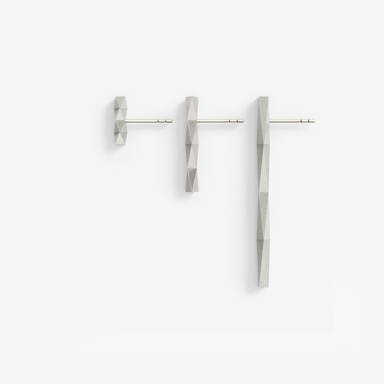 Stabohrring-Set mit 32 Facetten in drei Größen aus recyceltem RJC 935 Silber — Serie XF von Fine Principles, inspiriert von klarer Geometrie und nachhaltiger Fertigung.