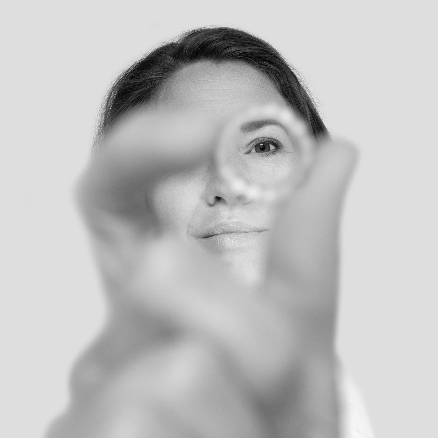 Minimalistisch gestalteter Schmuck des Labels Fine Principles — nachhaltig produziert von Designerin Alexandra Schwarzwald, mit Fokus auf klare Formen und Qualität.