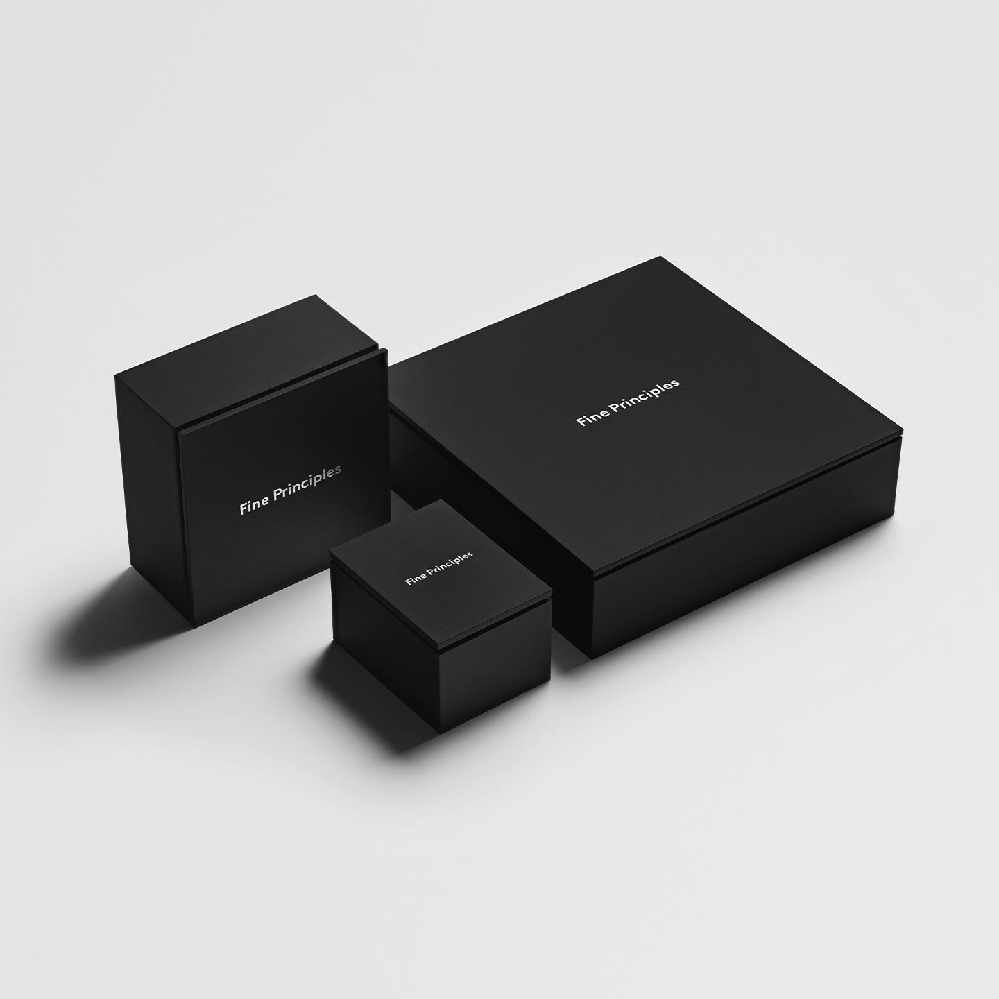 Minimalistischer und nachhaltiger Schmuck von Fine Principles aus Berlin — stilvoll verpackt im eleganten Etui aus zertifiziertem, recyceltem Papier.