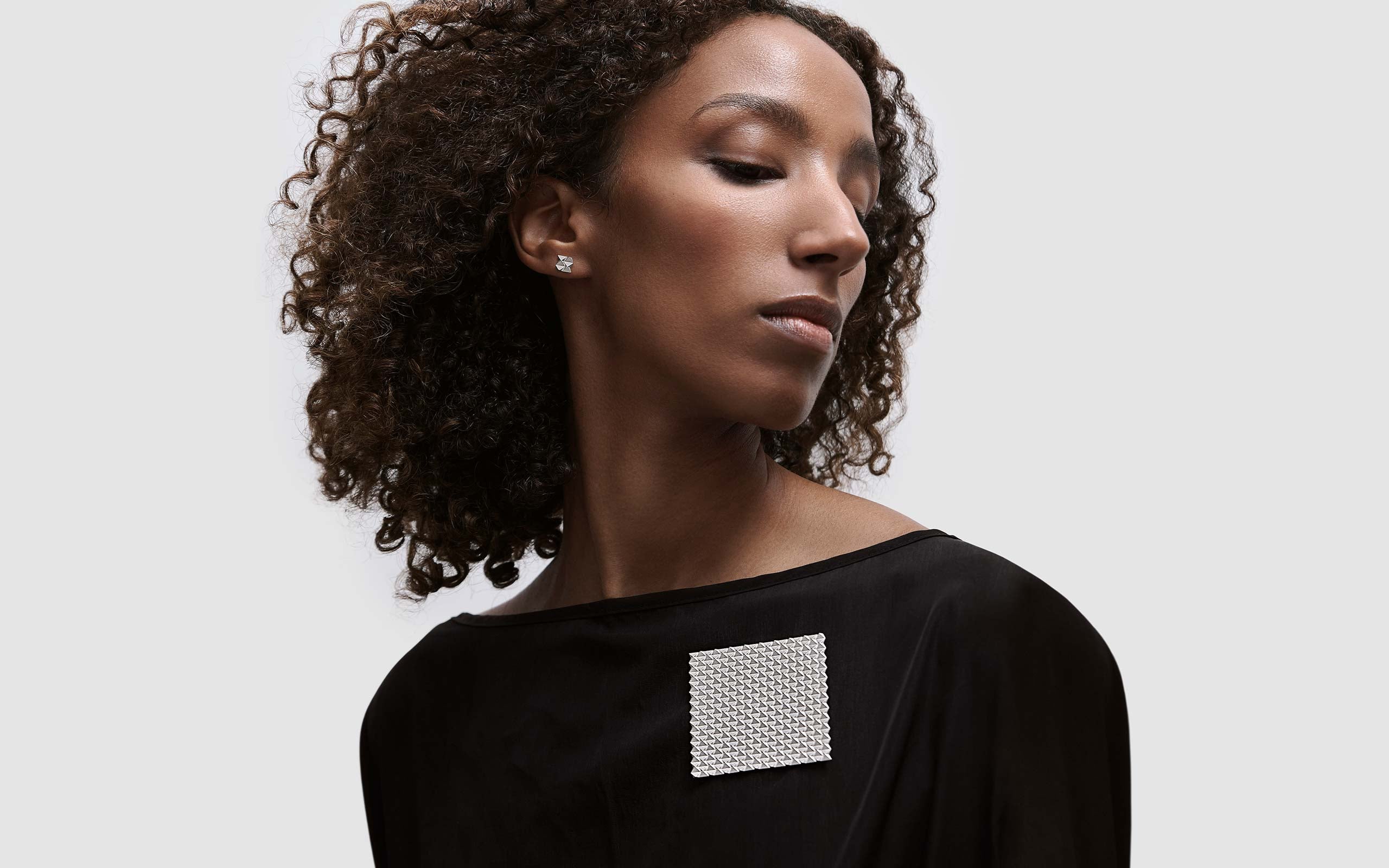 Das perfekte Match der Serie DX — Ohrstecker und Brosche von Fine Principles aus Berlin, nachhaltiger und eleganter Schmuck für Sie oder Ihn.