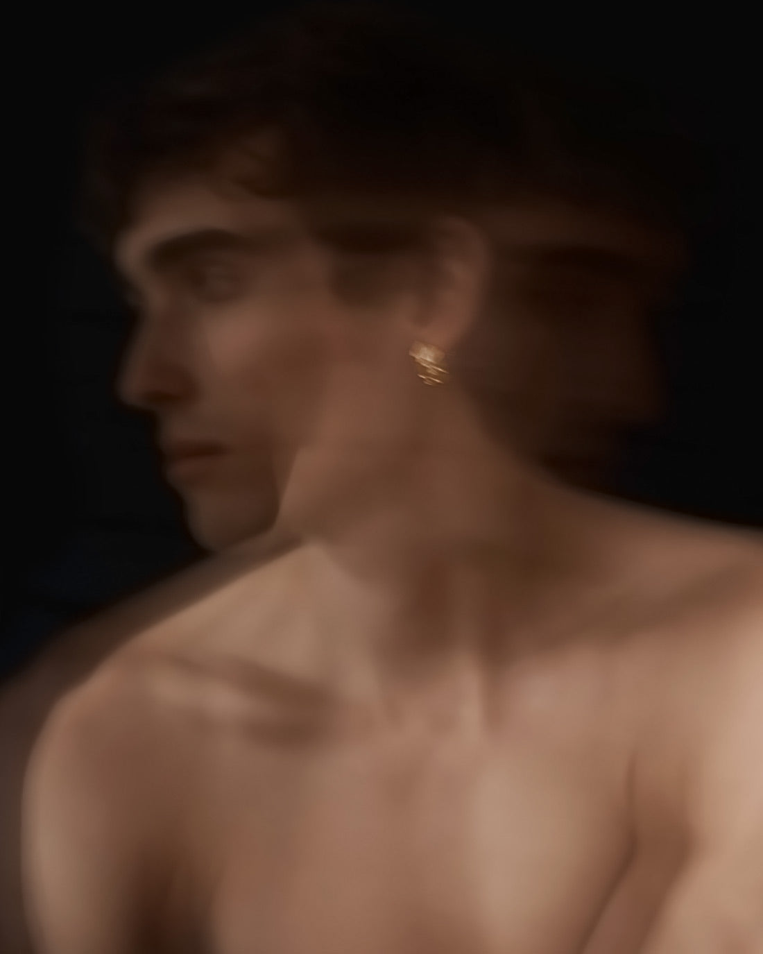 Ohrring für den Mann aus Silber oder Gold als Geschenk von Fine Principles, Serie DX — zeitlos, hochwertig und nachhaltig produziert.