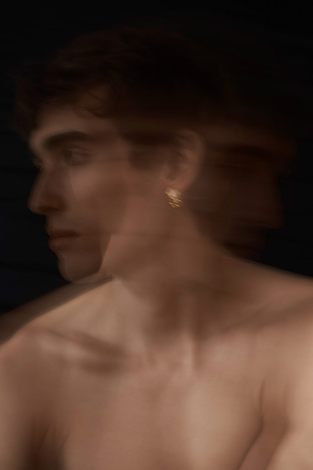 Hochwertiger Ohrring aus Silber oder Gold als Geschenk für sie oder ihn von Fine Principles, Serie DX — geometrisch und nachhaltig produziert.