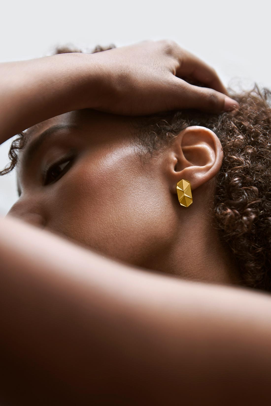 Eleganter, nachhaltig gefertigter Unisex-Ohrring der Serie DX aus Gold von Fine Principles — geometrischer Schmuck ideal als Geschenk.