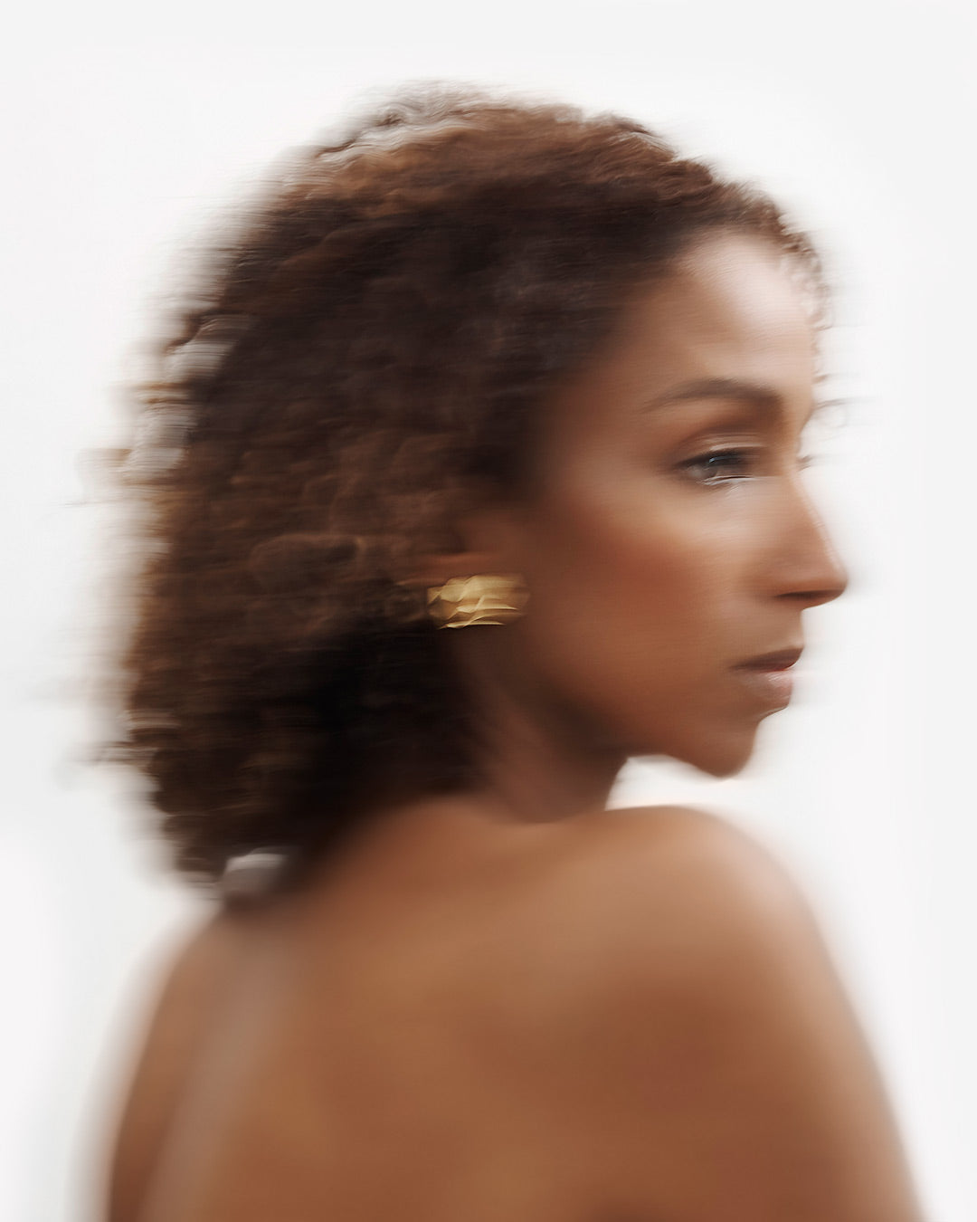 Ohrring für die Frau aus Silber oder Gold als Geschenk von Fine Principles, Serie DX — geometrisch, hochwertig und fair produziert.