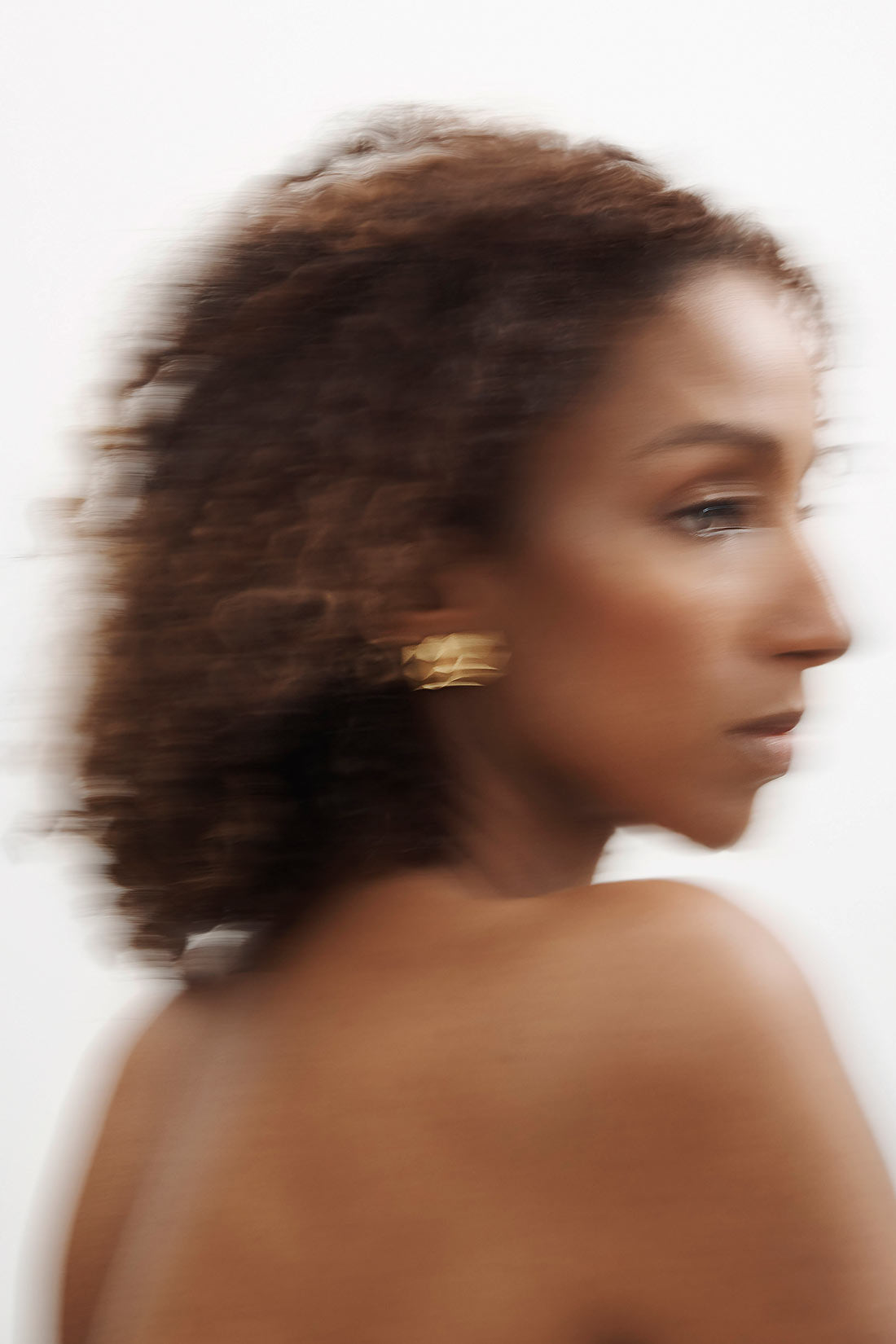 Geometrischer Ohrring als Geschenk für sie oder ihn von Fine Principles, Serie DX — nachhaltig produziert aus Silber oder Gold.