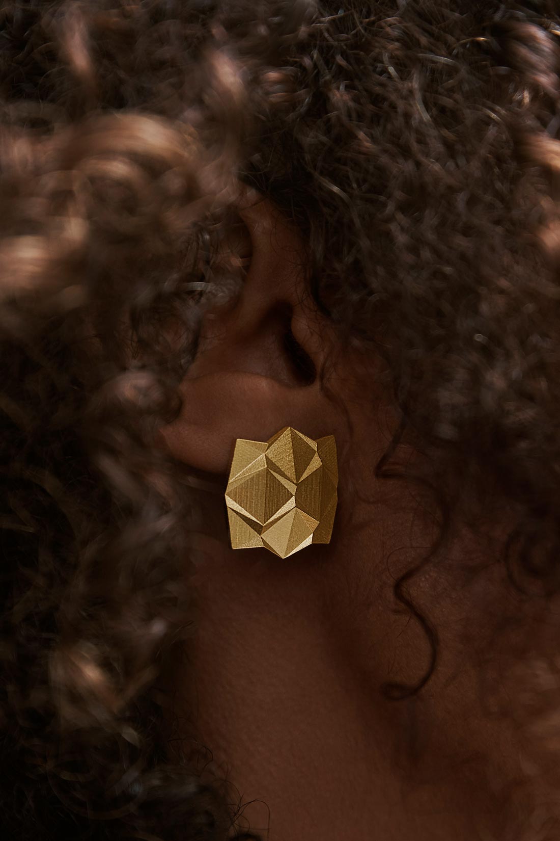 Nachhaltiger Ohrring mit 36 Facetten der Serie DX aus Silber oder Gold von Fine Principles — eleganter Schmuck für Frauen und eine schöne Geschenkidee.