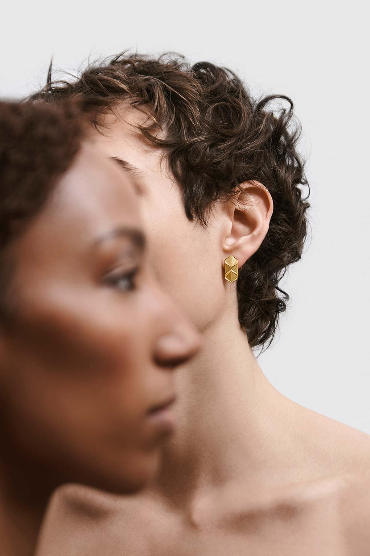 Ohrring für den Alltag von Fine Principles, nachhaltig aus Gold gefertigt — geometrischer und zeitloser Schmuck für Männer und Frauen aus Berlin.