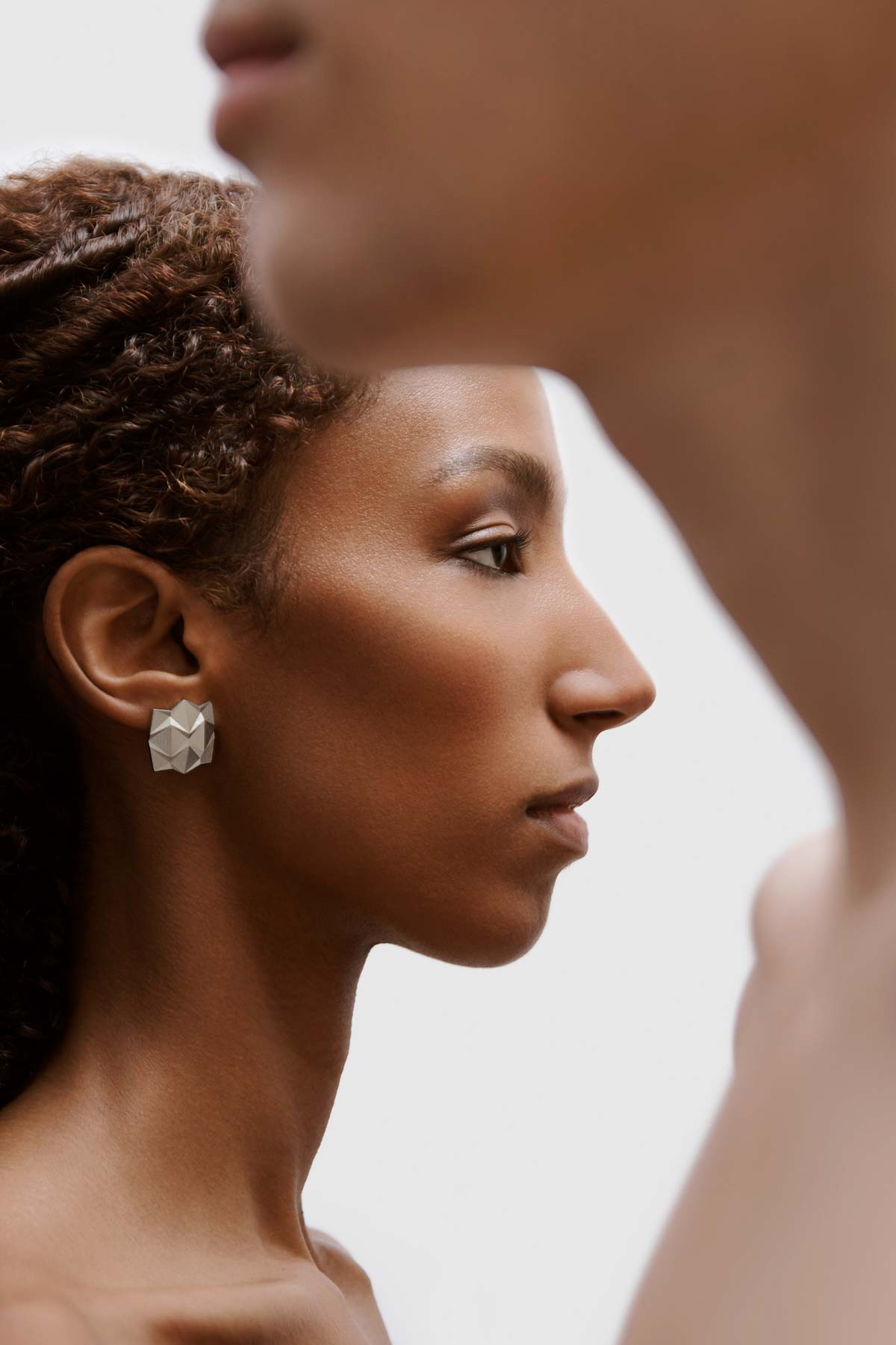 Facettenreicher Ohrring aus Silber von Fine Principles, Teil der Serie DX — nachhaltig und eleganter Schmuck für jeden Anlass oder als Geschenk.