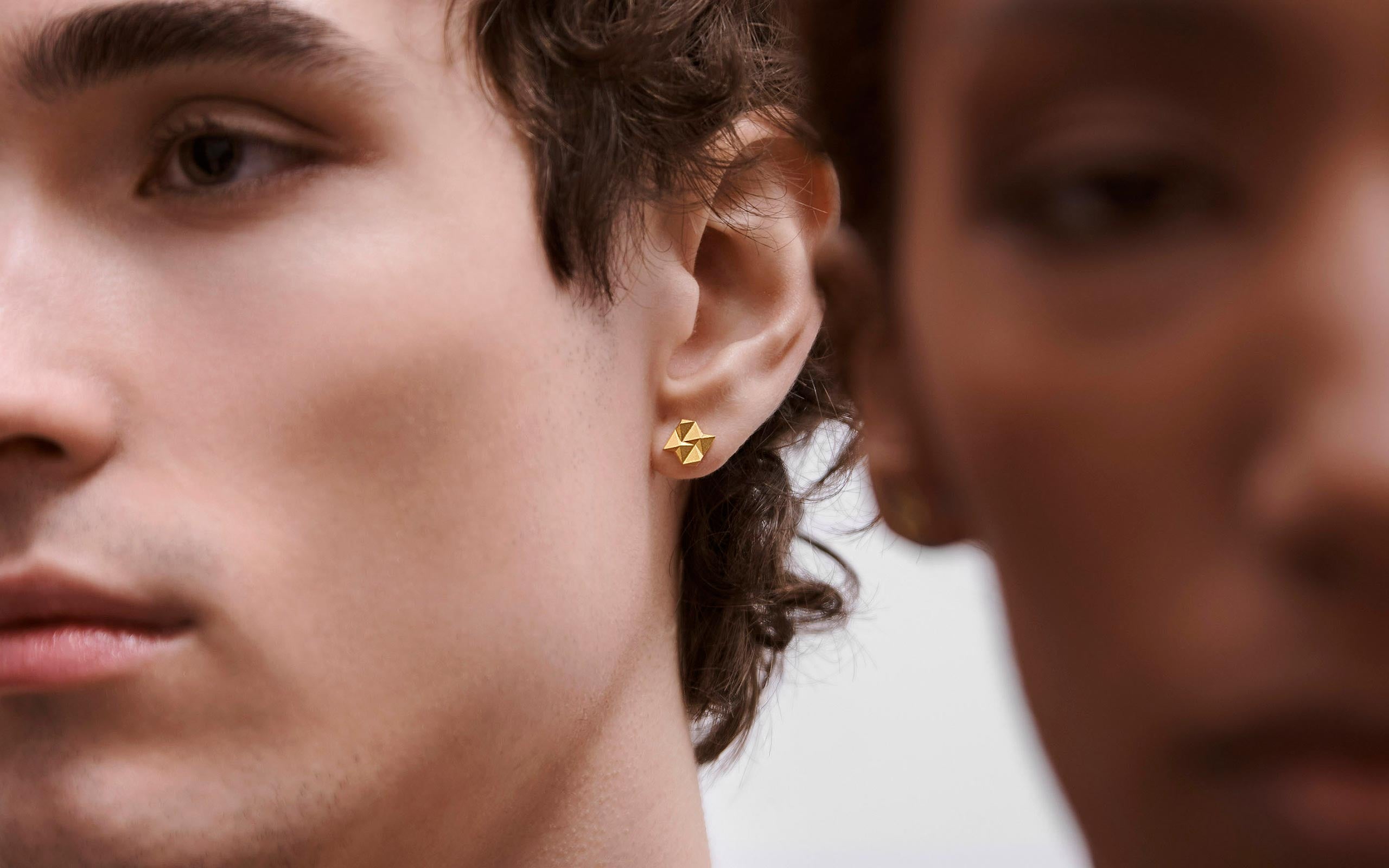 Unisex-Ohrring aus Silber oder Gold als Geschenkidee von Fine Principles, Serie DX — dezent, schlich und fair produziert.