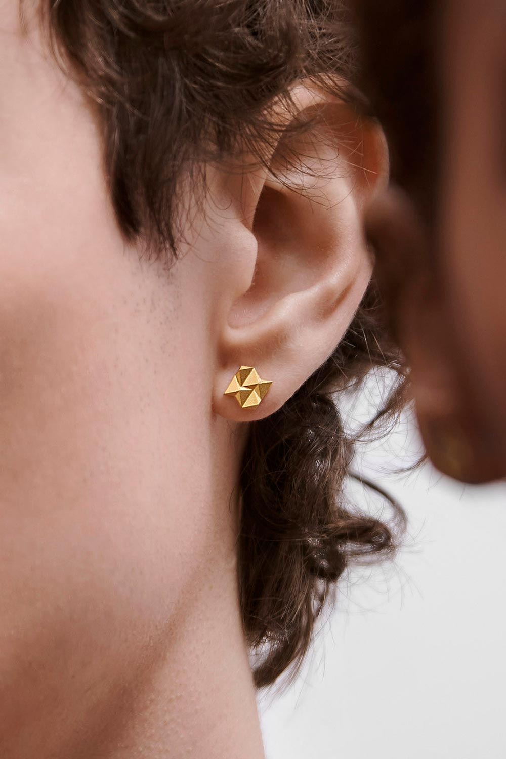 Schlichter Ohrring für den Mann und die Frau von Fine Principles, Serie DX — nachhaltig aus Silber oder Gold hergestellt.