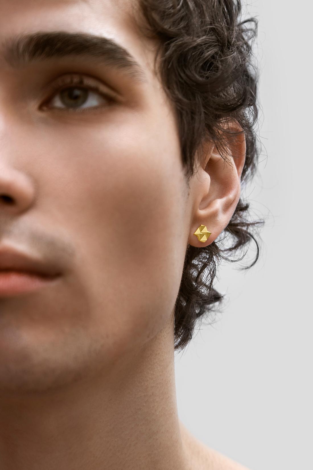 Schlichter Ohrstecker der Serie DX für den Mann von Fine Principles aus Berlin — nachhaltig gefertigt aus Gold, und perfekt zum Verschenken.
