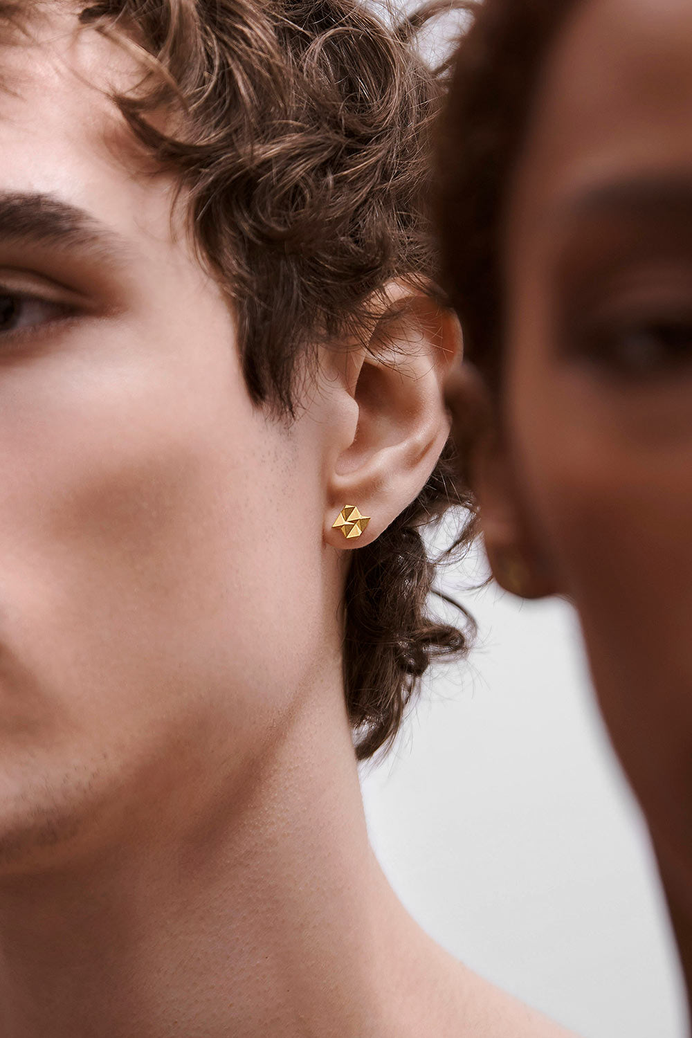 Hochwertiger Damen- und Herrenschmuck aus Silber oder Gold als Geschenk Fine Principles, Serie DX — geometrisch und nachhaltig produziert.