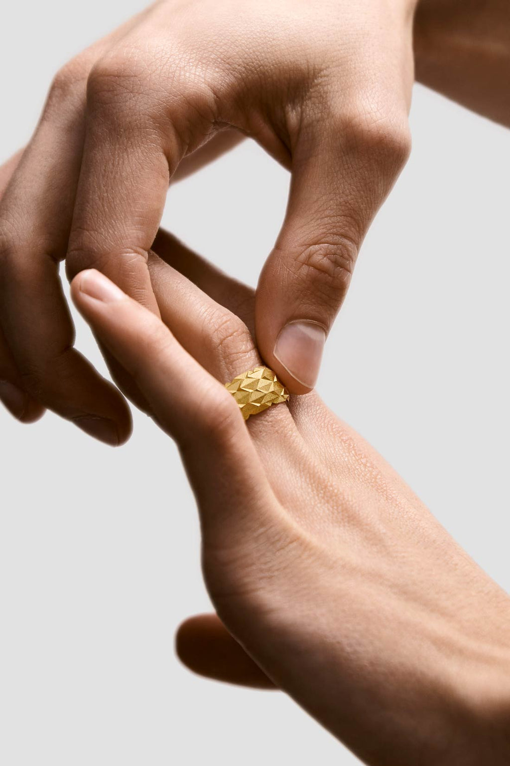 Der facettenreiche Ring der Serie DX von Fine Principles ist unisex und perfekt für ihn oder sie — nachhaltig aus Silber oder Gold gefertigt.