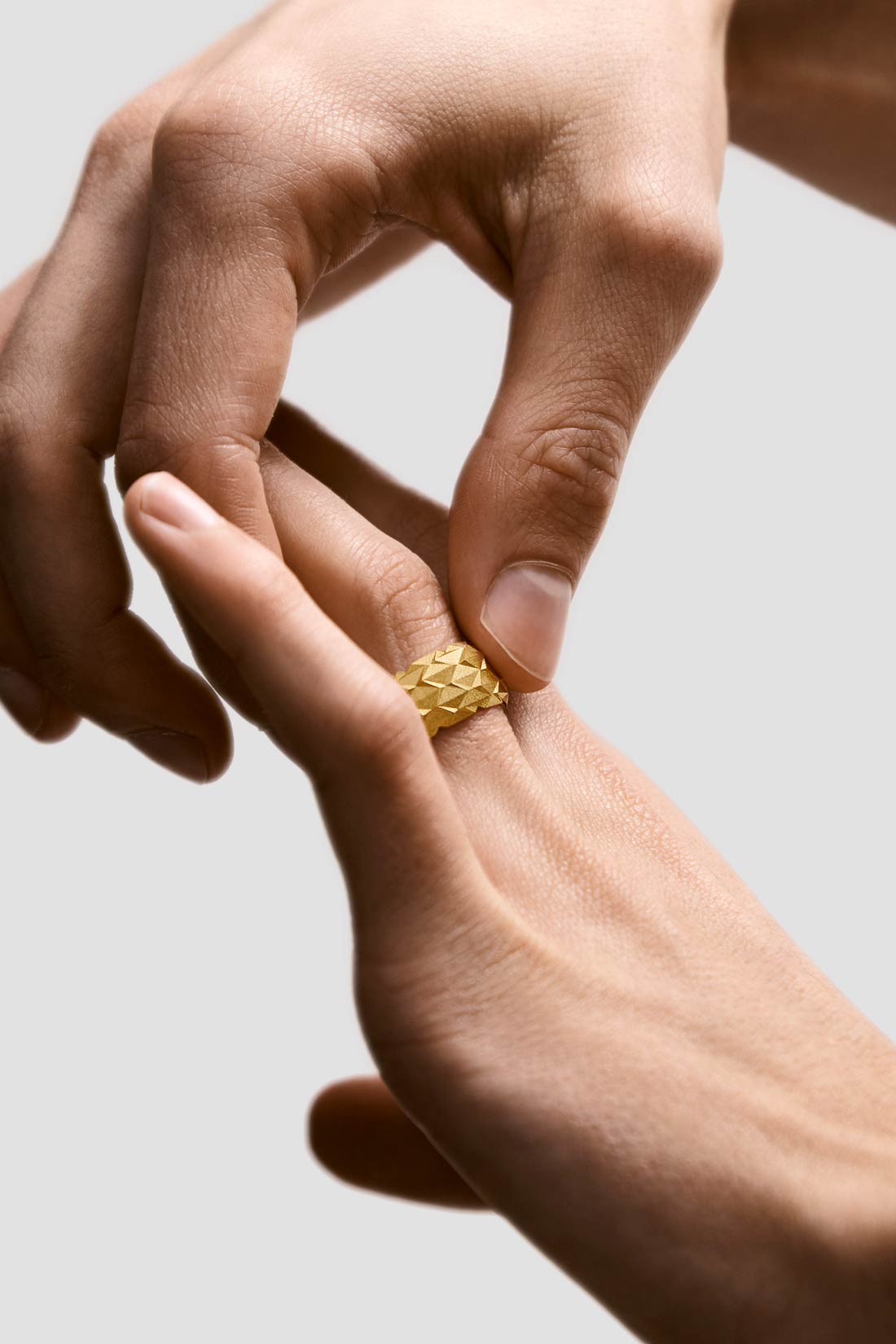 Der facettenreiche Ring der Serie DX von Fine Principles ist unisex und perfekt für ihn oder sie — nachhaltig aus Silber oder Gold gefertigt.