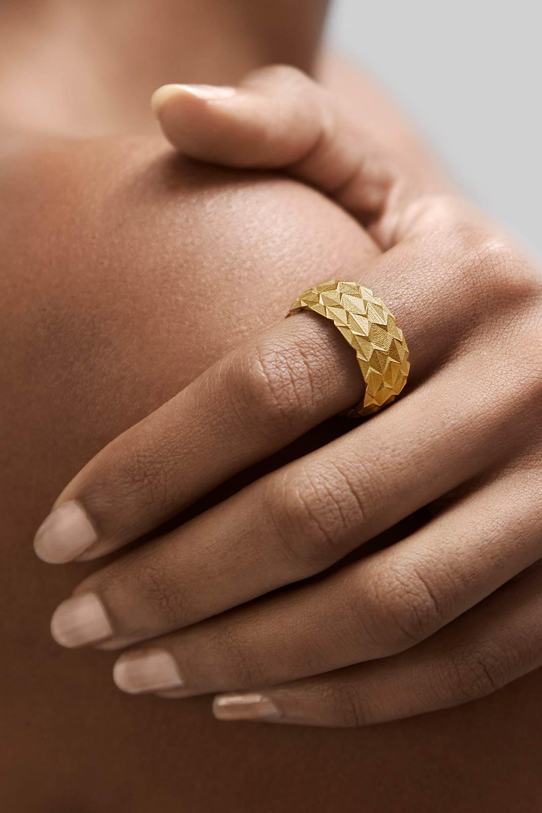 Eleganter Bandring der Serie DX für Frauen von Fine Principles mit 1176 Facetten, nachhaltig gefertigt aus Silber und Gold — geometrischer und zeitloser Damenschmuck aus Berlin.