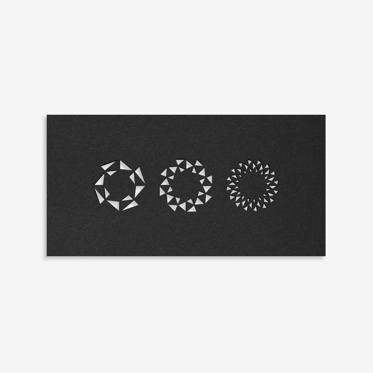 Eleganter schwarzer Gutschein für nachhaltigen Schmuck von Fine Principles, Berlin.