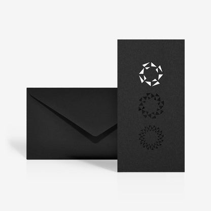 Geschenkgutschein von Fine Principles für nachhaltigen Schmuck aus Berlin, stilvoll verpackt im schwarzen Umschlag.