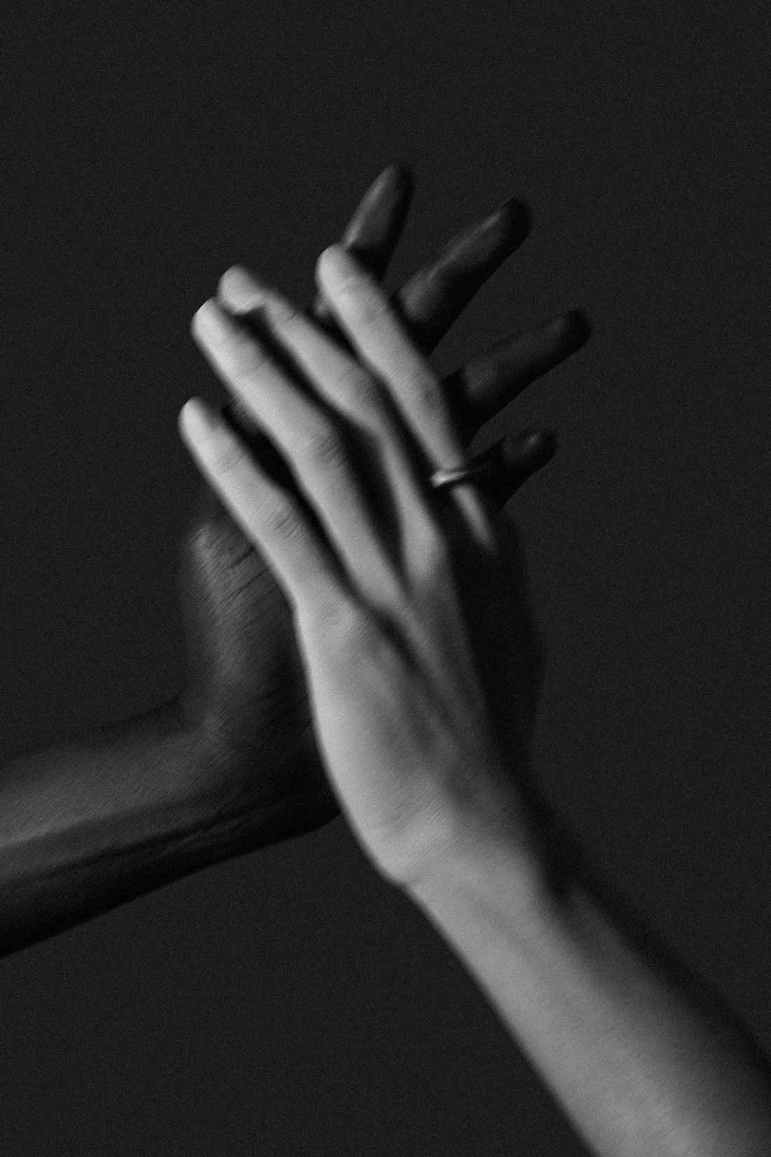 Nachhaltiger, schlichter Armreif aus Silber und Gold von Fine Principles, als Damen- und Herrenschmuck perfekt zum Verschenken zu Weihnachten oder Geburtstage.