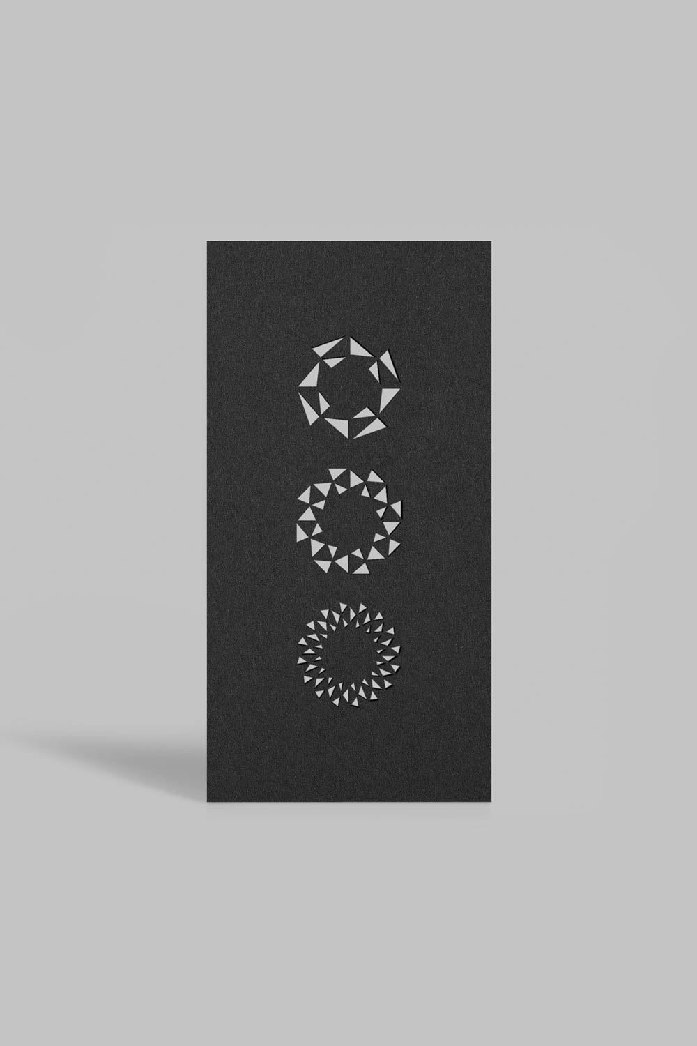 Schwarzer, schlichter Geschenkgutschein von Fine Principles aus hochwertigen Karton, perfekt zum Verschenken zu Weihnachten oder Geburtstage.