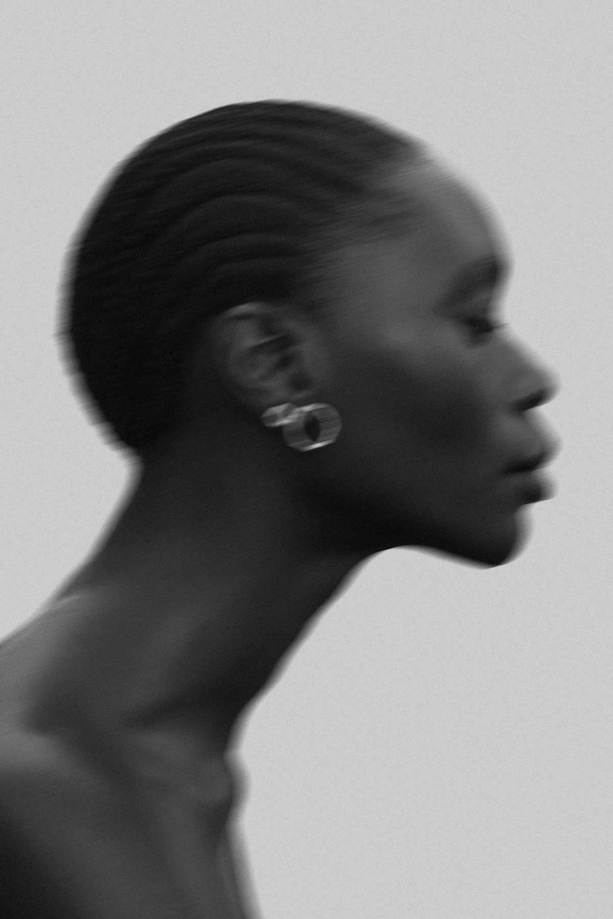 Hochwertiger, schlichter Schmuck aus Silber und Gold von Fine Principles, als Damen- und Herrenschmuck perfekt zum Verschenken zu Weihnachten oder Geburtstage.