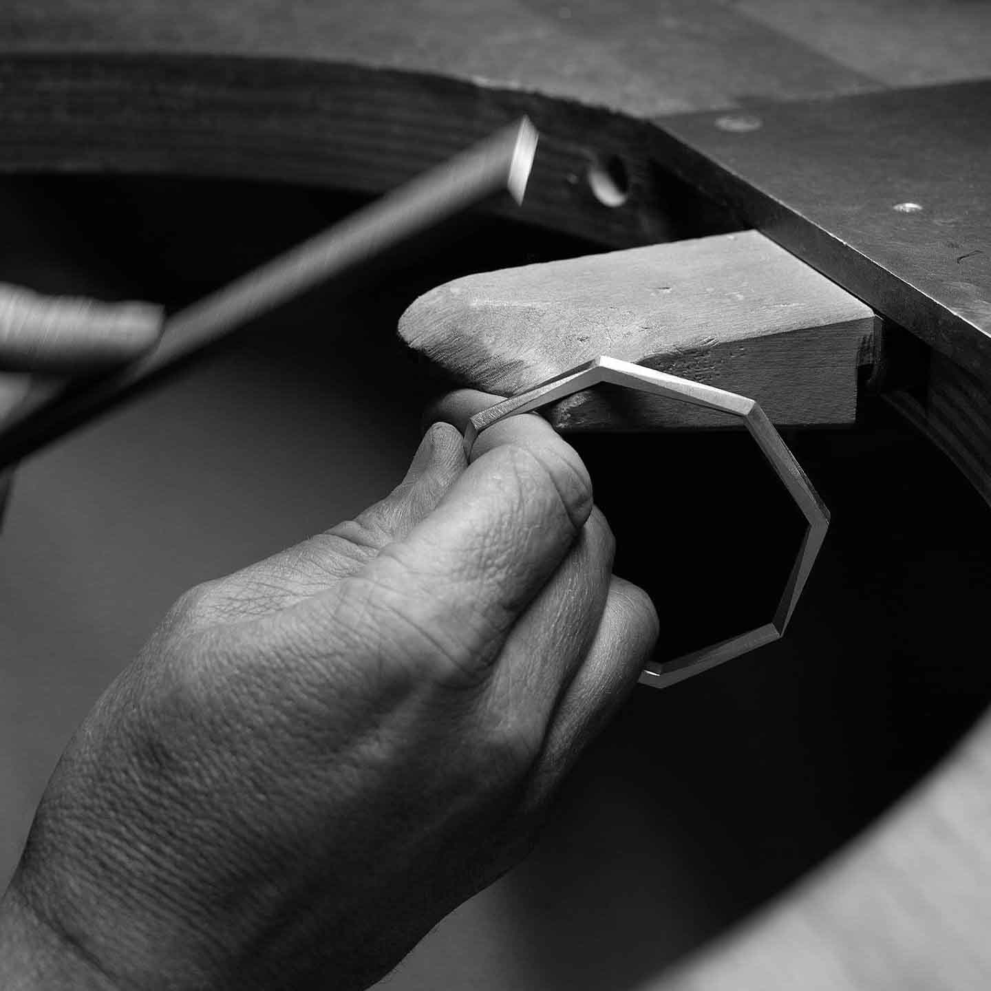 Geometrischer Armreif mit 64 Facetten, gefertigt aus recyceltem 935 Silber  — nachhaltiger Schmuck von Fine Principles, produziert in Pforzheim mit handwerklicher Präzision.