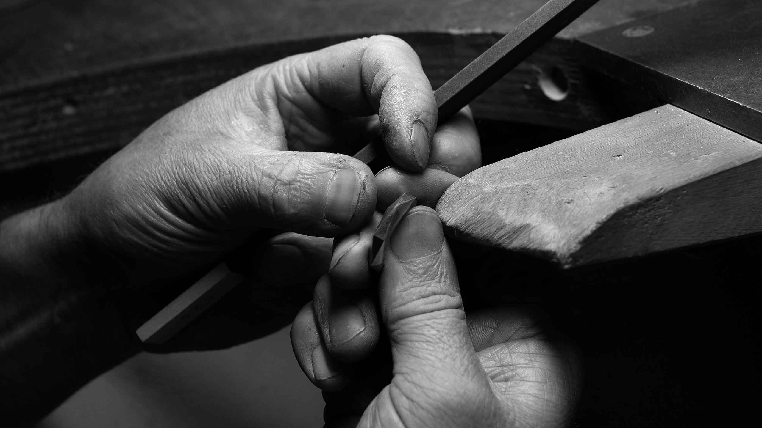Nachhaltig gefertigter Schmuck, gegossen und von Hand versäubert in Pforzheim — hochwertige Produktion mit Liebe zum Detail zum Handwerk.