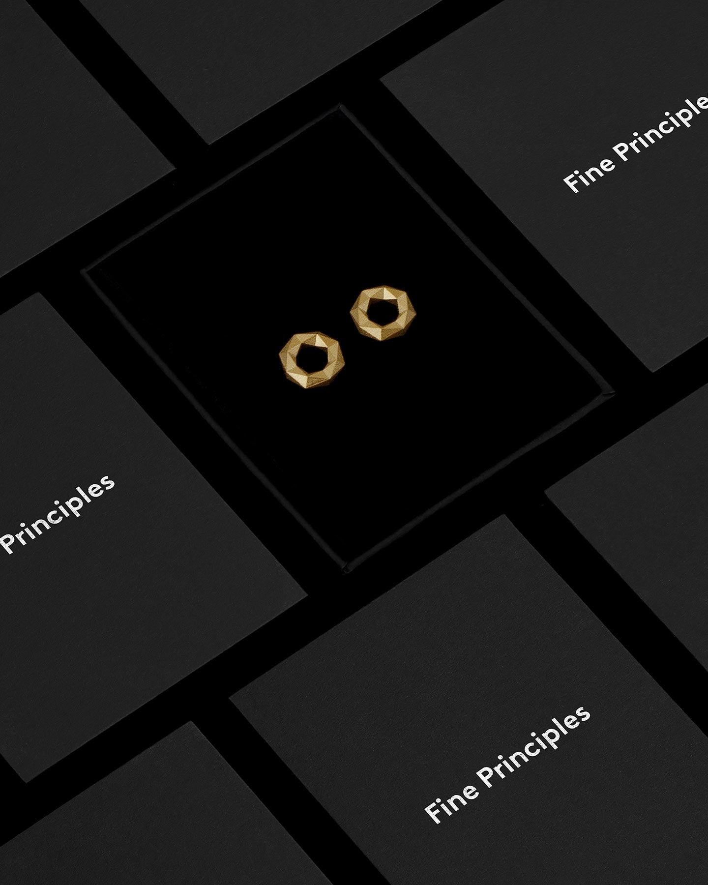 Schlichte, geometrische Kreisohrringe XFCE642S aus recyceltem Gold oder Silber — stilvolles und nachhaltiges Design von Fine Principles Berlin, aufgenommen in schwarzer Schmuckbox.