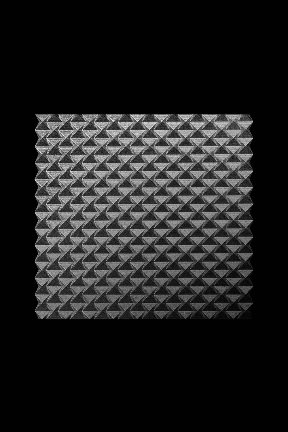 Geometrische und facettierte Brosche aus Silber von Fine Principles — eleganter Schmuck nachhaltig gefertigt in Pforzheim.