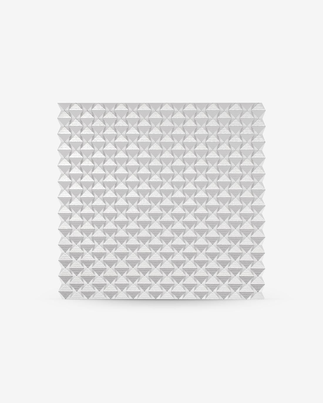 Elegante Brosche aus Silber von Fine Principles mit facettenreichen Details — geometrisch und zeitlos für sie und ihn.