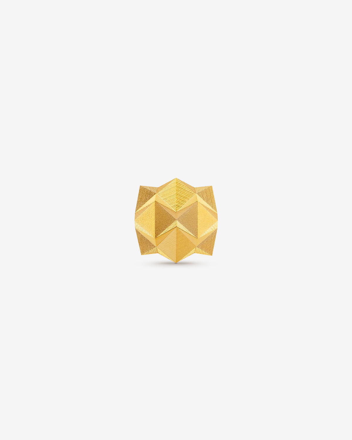 Zeitloser Ohrring aus Gold von Fine Principles mit 36 Facetten — geometrisch, elegant und unisex, nachhaltig gefertigt.
