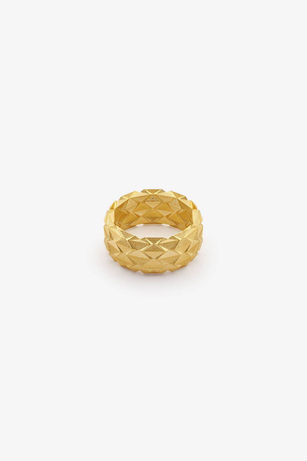 Eleganter Ring aus Gold von Fine Principles mit facettiertenreicher Oberfläche — geometrisch, zeitlos und nachhaltig in Pforzheim gefertigt..
