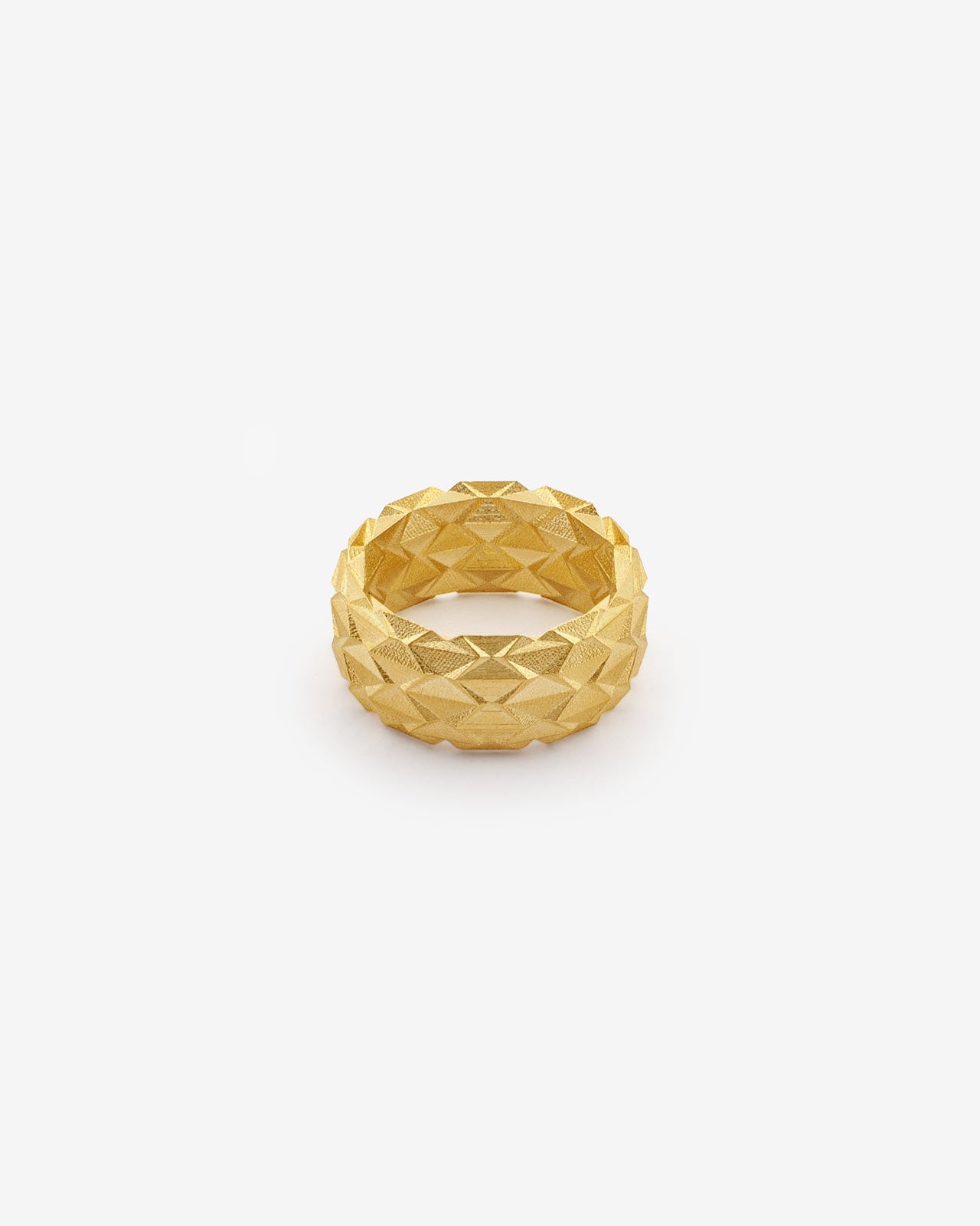 Eleganter Ring aus Gold von Fine Principles mit facettiertenreicher Oberfläche — geometrisch, zeitlos und nachhaltig in Pforzheim gefertigt..