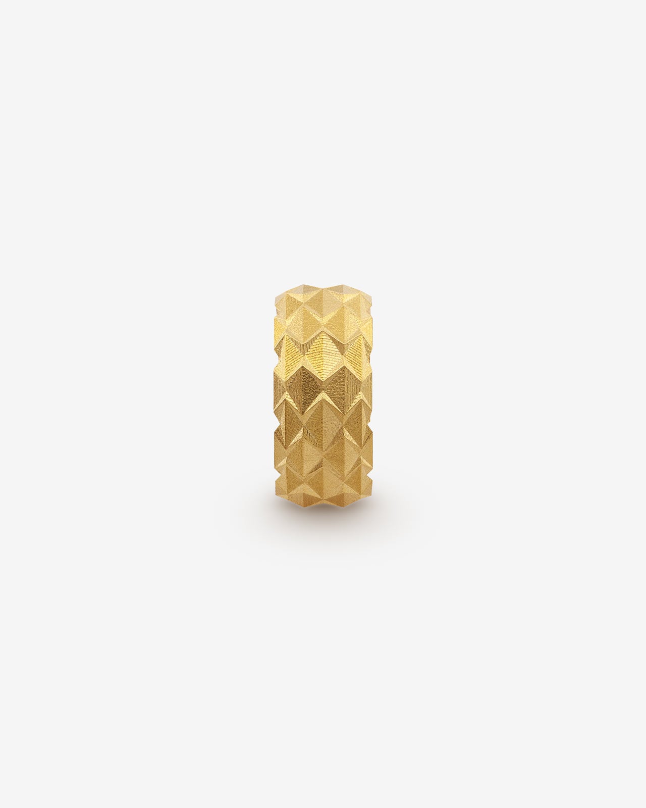 Zeitloser Ring in Gold von Fine Principles mit facettierter Oberfläche — geometrisch, zeitlos und unisex.