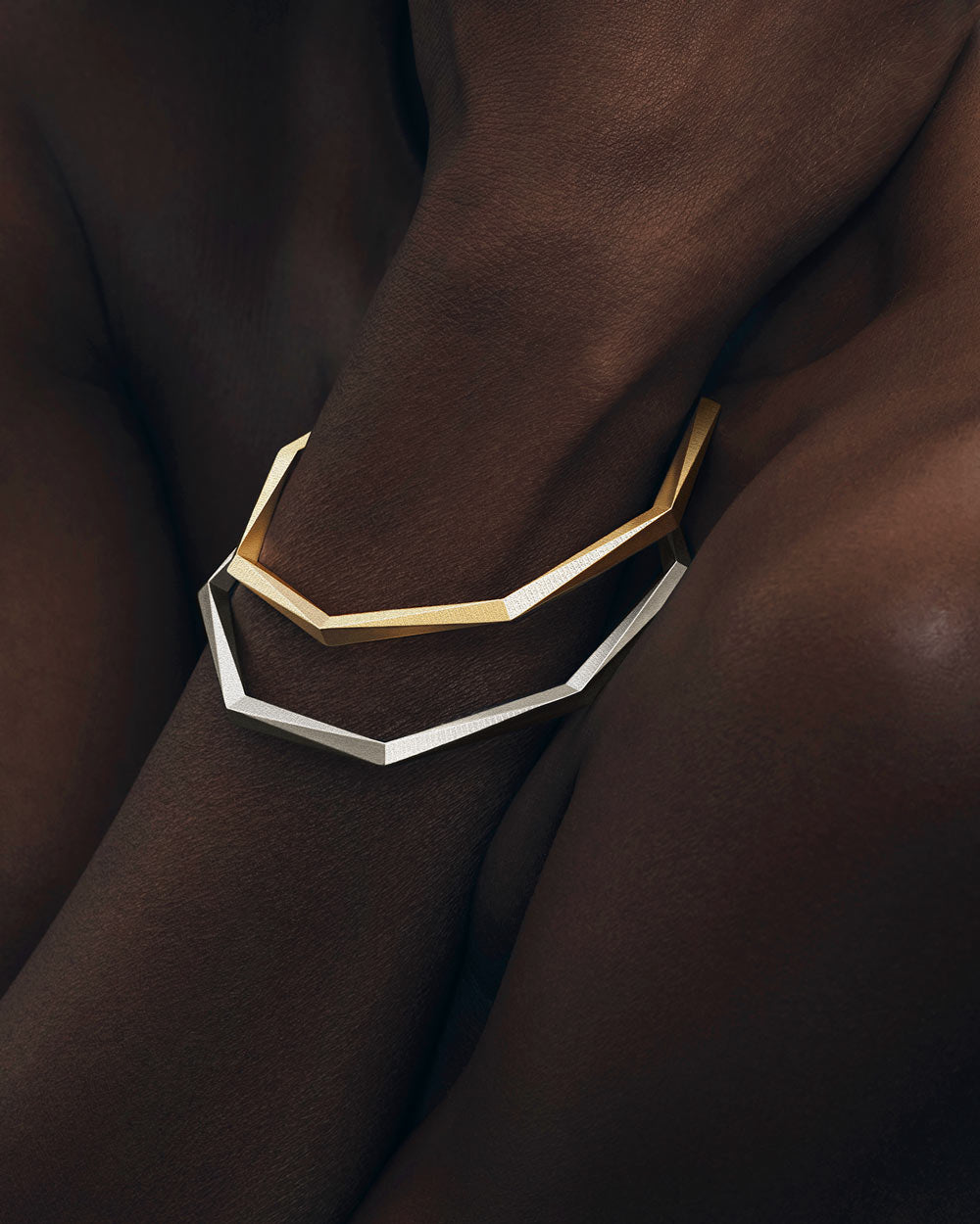 Die eleganten und geometrischen Armreifen von Fine Principles lassen sich gut mixen — hergestellt aus fairem Silber und Gold in Pforzheim.
