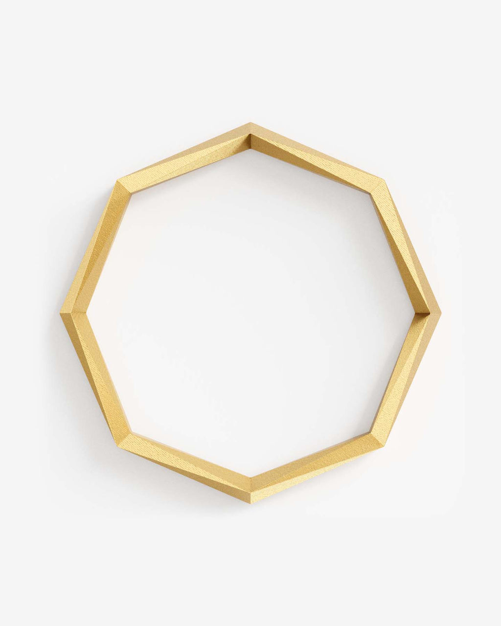 Armreif aus Gold mit 64 Facetten von Fine Principles — geometrisches Design trifft auf nachhaltige Produktion.