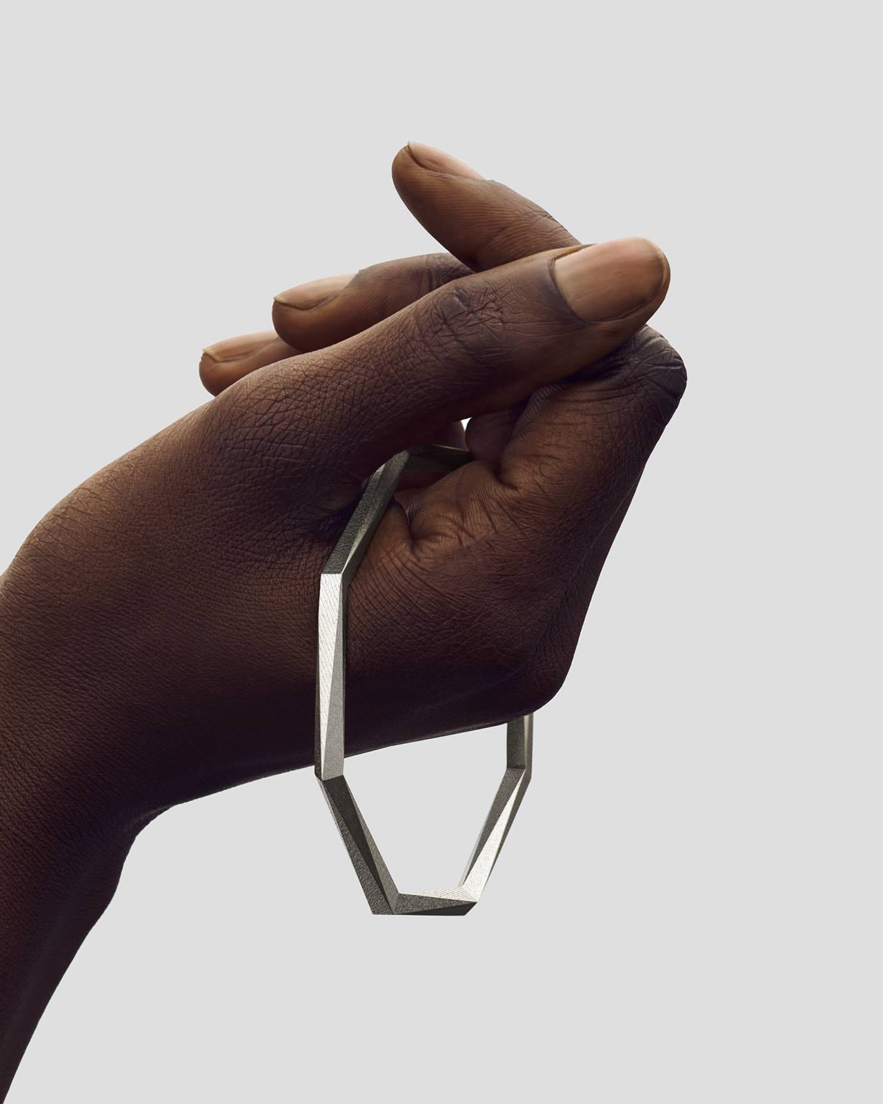 Geometrischer und massiver Armreif aus Silber mit 64 Facetten von Fine Principles — minimalistisch und fair hergestellt, made in Pforzheim.